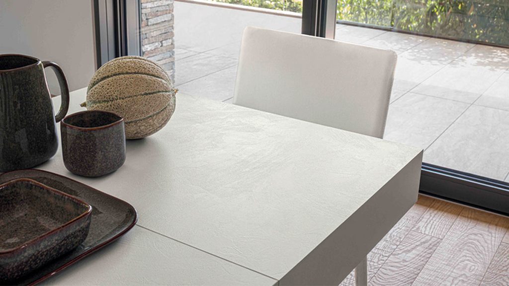 Versatile e Raffinato: Tavolino Trasformabile in Tavolo da Pranzo