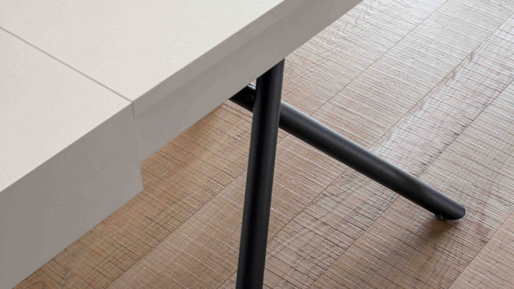 Versatile e Raffinato: Tavolino Trasformabile in Tavolo da Pranzo