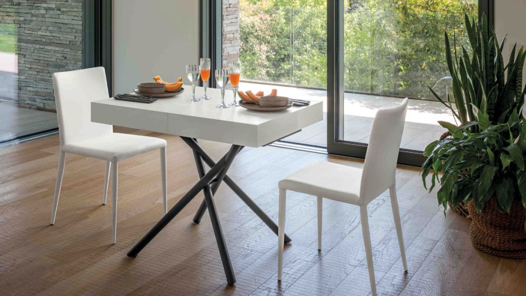 Versatile e Raffinato: Tavolino Trasformabile in Tavolo da Pranzo